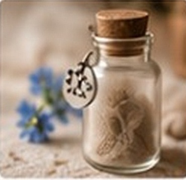 Erinnerungsglas mit Pfotenabdruck und kleinen Blüten
